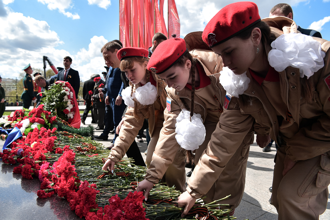 Возложение цветов 9 мая фото